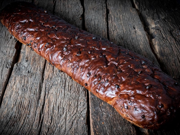 Krentenbrood 80 cm op plank