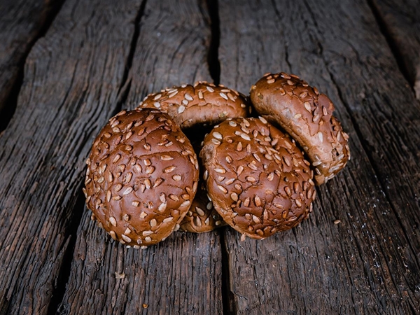 Donkere meergranen broodjes