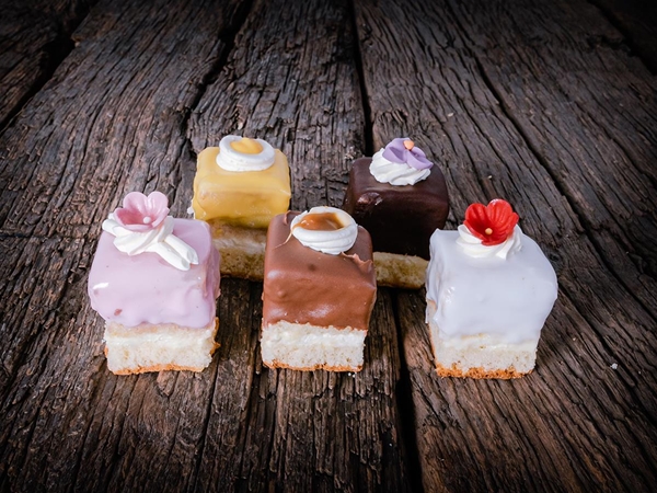 Petit fours